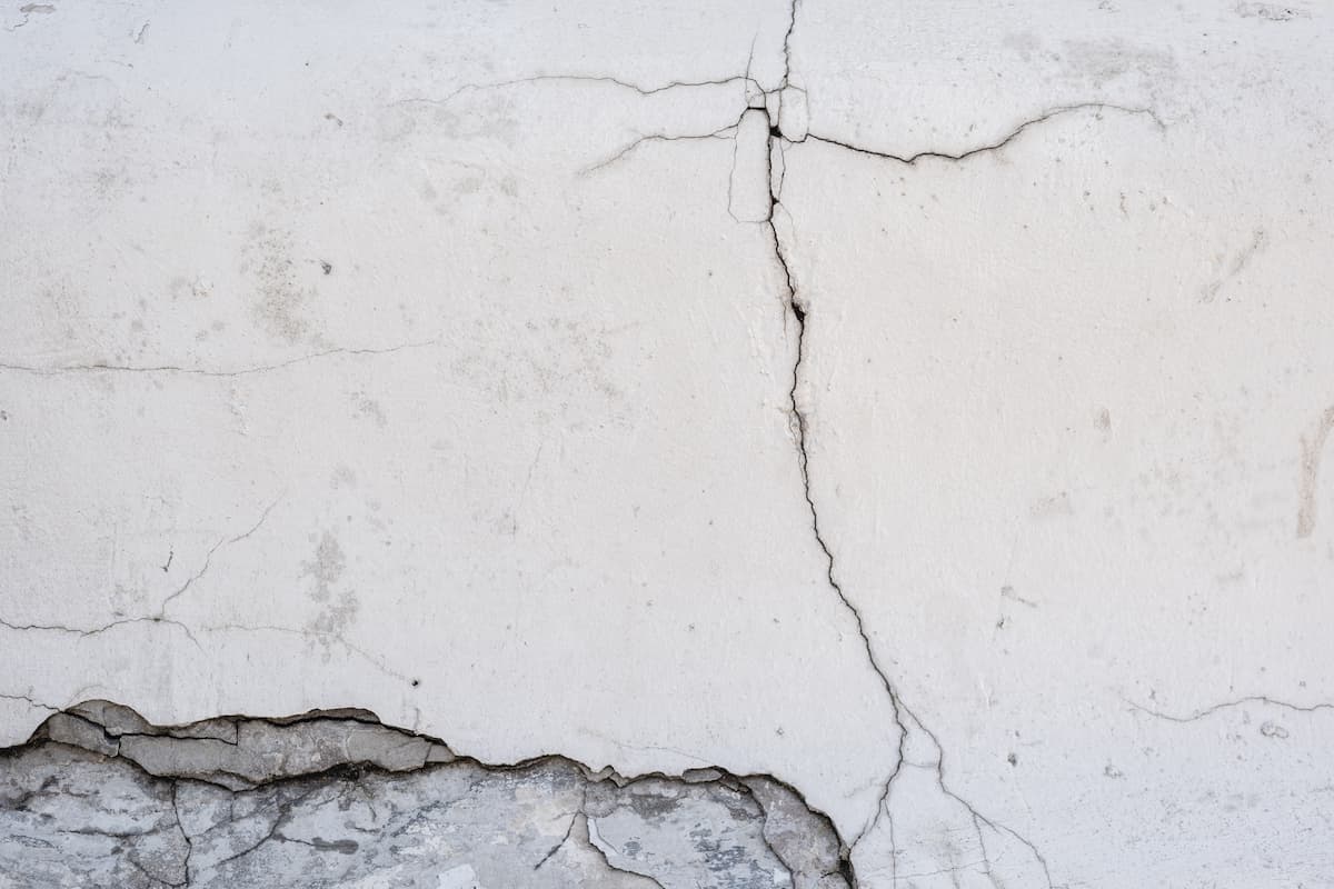 A photo of a cracked wall. 